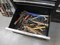 Werkbank hbm gevuld met diverse bevestigingsmaterialen en gereedschap. - afbeelding 7 van  10