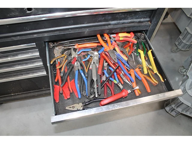 Werkbank hbm gevuld met diverse bevestigingsmaterialen en gereedschap. - afbeelding 8 van  10