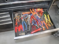 Werkbank hbm gevuld met diverse bevestigingsmaterialen en gereedschap. - afbeelding 8 van  10