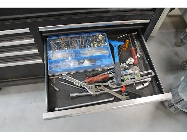 Werkbank hbm gevuld met diverse bevestigingsmaterialen en gereedschap. - afbeelding 9 van  10