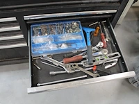 Werkbank hbm gevuld met diverse bevestigingsmaterialen en gereedschap. - afbeelding 9 van  10
