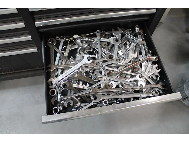 Werkbank hbm gevuld met diverse bevestigingsmaterialen en gereedschap. - afbeelding 10 van  10