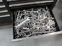 Werkbank hbm gevuld met diverse bevestigingsmaterialen en gereedschap. - afbeelding 10 van  10