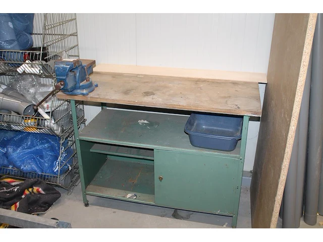 Werkbank met bankschroef. afmeting 120 x 60 x 89 cm. - afbeelding 1 van  3