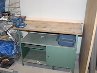 Werkbank met bankschroef. afmeting 120 x 60 x 89 cm. - afbeelding 1 van  3