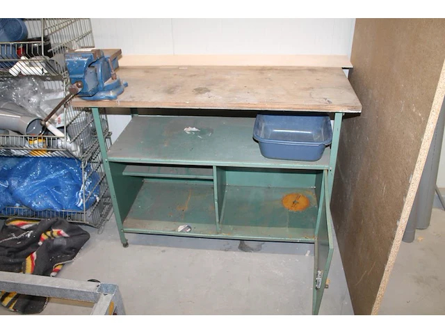 Werkbank met bankschroef. afmeting 120 x 60 x 89 cm. - afbeelding 3 van  3
