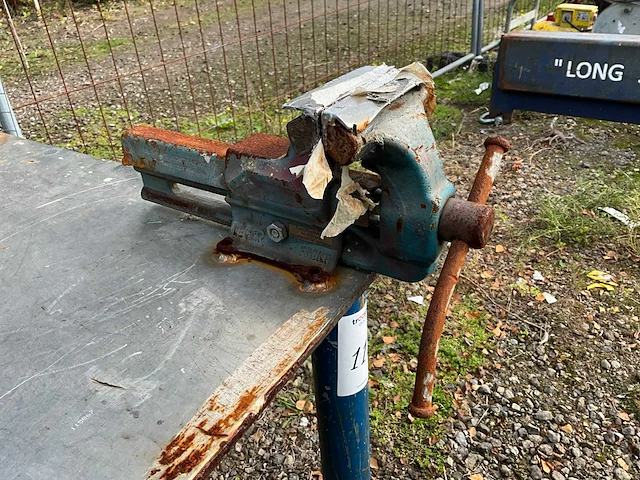 Werkbank met bankschroef - afbeelding 4 van  5