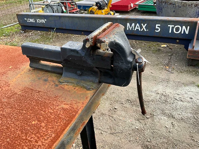 Werkbank met bankschroef - afbeelding 4 van  6