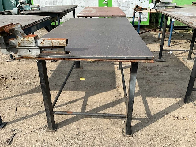 Werkbank met bankschroef - afbeelding 2 van  5