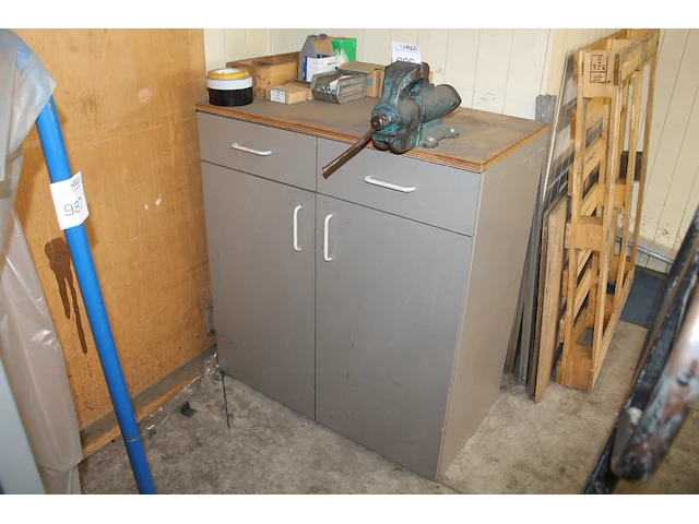 Werkbank met diverse bevestigings/klusmaterialen en opgebouwde bankschroef - afbeelding 1 van  2