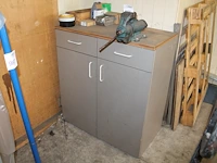 Werkbank met diverse bevestigings/klusmaterialen en opgebouwde bankschroef - afbeelding 1 van  2
