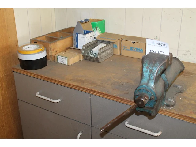 Werkbank met diverse bevestigings/klusmaterialen en opgebouwde bankschroef - afbeelding 2 van  2