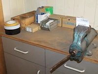 Werkbank met diverse bevestigings/klusmaterialen en opgebouwde bankschroef - afbeelding 2 van  2
