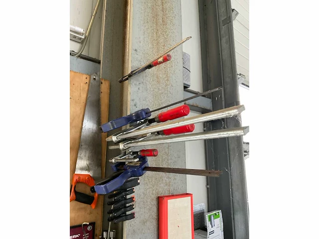 Werkbank met diverse gereedschappen - afbeelding 3 van  13