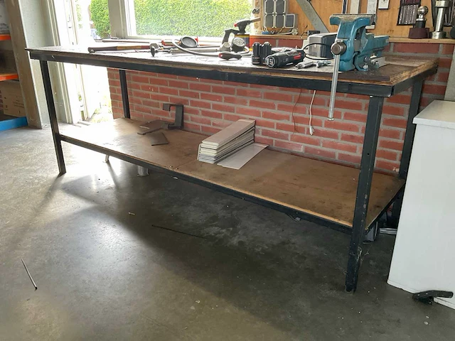 Werkbank met diverse gereedschappen - afbeelding 5 van  13
