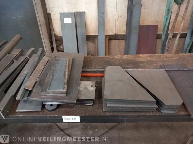 Werkbank met ijzerwaren - afbeelding 9 van  13