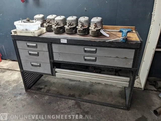 Werkbank met inhoud - afbeelding 9 van  16