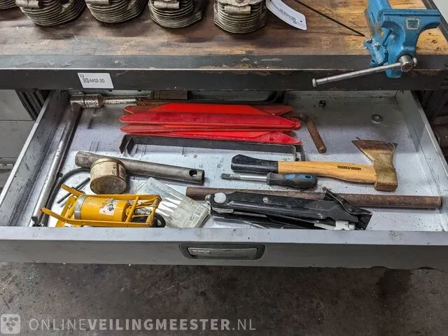 Werkbank met inhoud - afbeelding 14 van  16