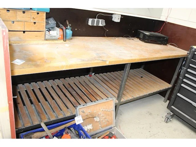 Werkbank met onderplateau. afmeting 250 x 80 x 90 cm. let op: exclusief gereedschappen op de bank. - afbeelding 1 van  2