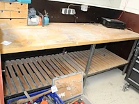 Werkbank met onderplateau. afmeting 250 x 80 x 90 cm. let op: exclusief gereedschappen op de bank. - afbeelding 1 van  2