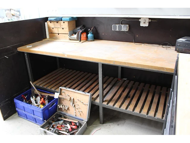 Werkbank met onderplateau. afmeting 250 x 80 x 90 cm. let op: exclusief gereedschappen op de bank. - afbeelding 2 van  2