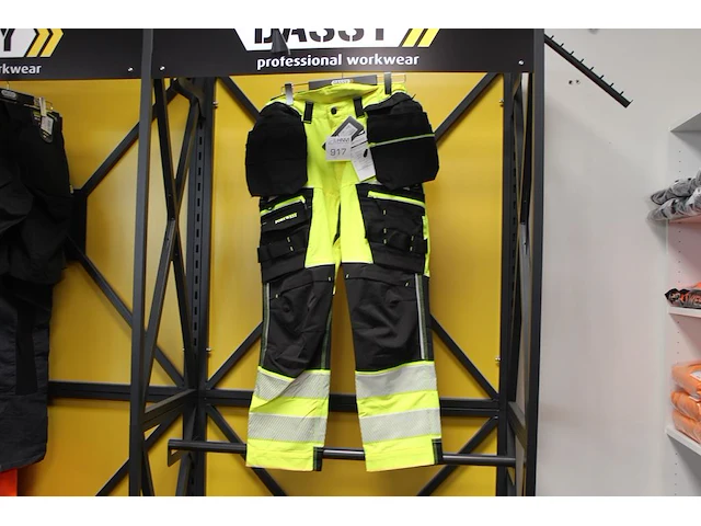 Werkbroek portwest maat fr 42 met reflecterende banen. - afbeelding 1 van  2
