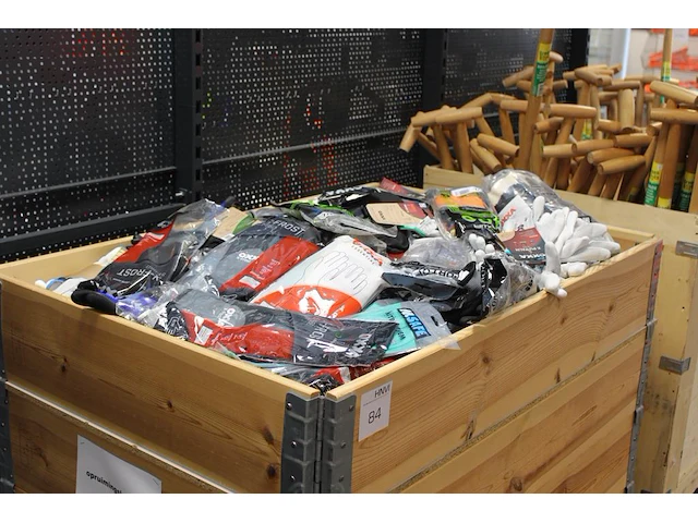 Werkhandschoen in diverse maten en uitvoeringen in palletbox. let op! een rand gevuld - afbeelding 1 van  3