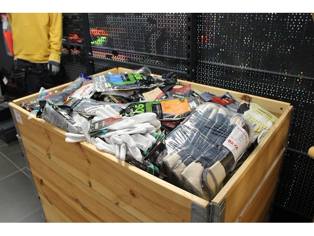 Werkhandschoen in diverse maten en uitvoeringen in palletbox. let op! een rand gevuld - afbeelding 2 van  3