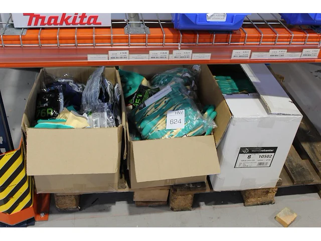Werkhandschoenen in drie dozen w.o. showa en worktoolcenter. - afbeelding 1 van  3