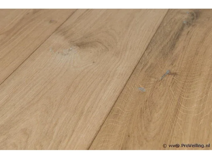 Veiling van diverse partijen; massieve eiken- en grenen vloeren, ondervloeren, click pvc & twenterand flooring laminaat te vriezenveen