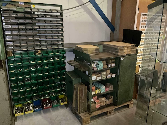 Werkkast / wandrek met inhoud - afbeelding 1 van  12