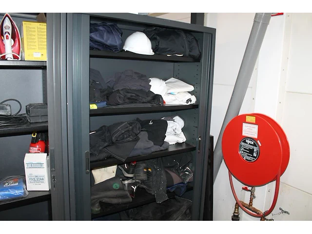 Werkkleding en schroeisel in kast. let op: exclusief kast. - afbeelding 1 van  5