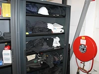 Werkkleding en schroeisel in kast. let op: exclusief kast. - afbeelding 1 van  5