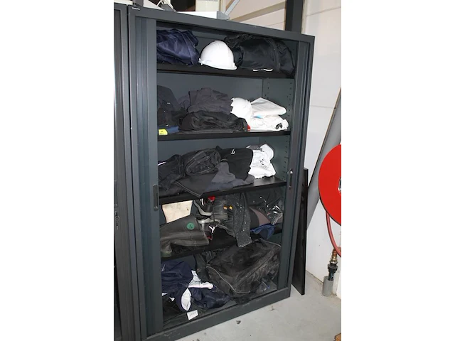 Werkkleding en schroeisel in kast. let op: exclusief kast. - afbeelding 2 van  5