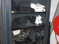 Werkkleding en schroeisel in kast. let op: exclusief kast. - afbeelding 2 van  5