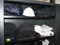 Werkkleding en schroeisel in kast. let op: exclusief kast. - afbeelding 3 van  5