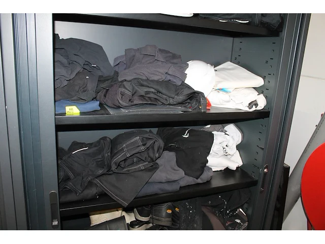 Werkkleding en schroeisel in kast. let op: exclusief kast. - afbeelding 4 van  5