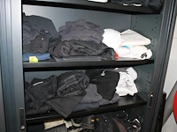 Werkkleding en schroeisel in kast. let op: exclusief kast. - afbeelding 4 van  5