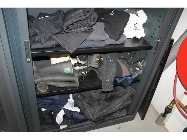 Werkkleding en schroeisel in kast. let op: exclusief kast. - afbeelding 5 van  5