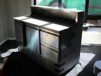 Werkmeubel met saladiere en onderkoeling met 2 deuren en 2 laden. afmeting 137 x 70 cm. werkhoogte 86 cm. - afbeelding 1 van  3