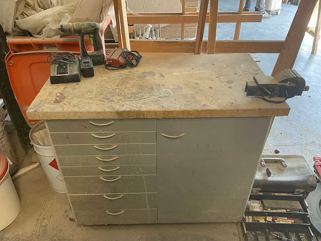 Werkplaatskast met bankschroef - afbeelding 1 van  6