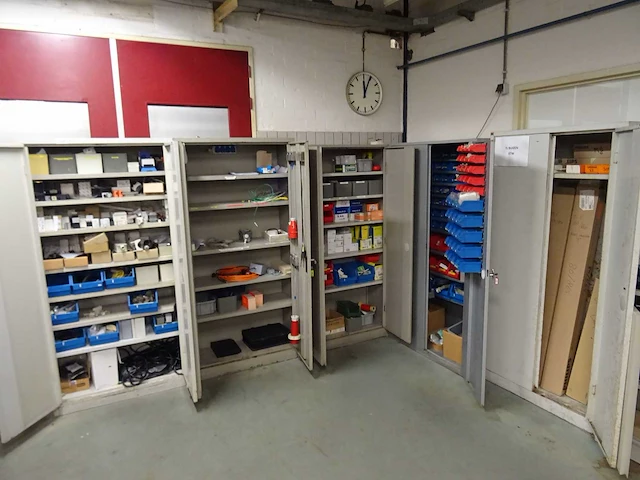 Werkplaatskast met inhoud (9x) - afbeelding 1 van  34