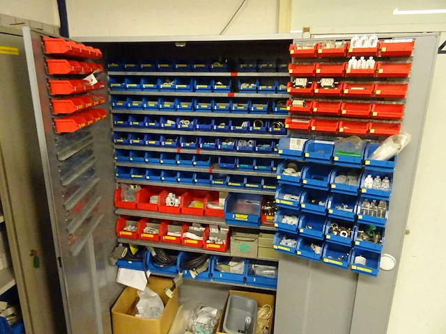 Werkplaatskast met inhoud (9x) - afbeelding 31 van  34