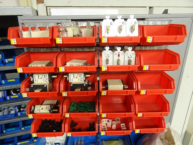 Werkplaatskast met inhoud (9x) - afbeelding 33 van  34