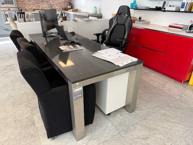 Werkplek inclusief stoelen - afbeelding 1 van  6