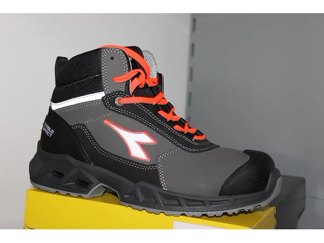 Werkschoen utility diadora sharkstab maat 42 - afbeelding 1 van  2