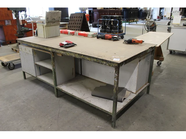 Werktafel 252 x 123 x 94 cm met metalen onderstel, deur, lade en onderplateau let op! exclusief genummerde... - afbeelding 1 van  4