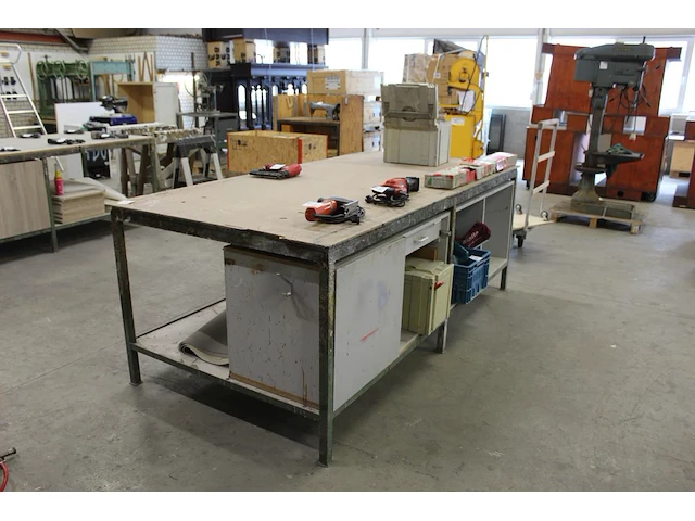 Werktafel 252 x 123 x 94 cm met metalen onderstel, deur, lade en onderplateau let op! exclusief genummerde... - afbeelding 2 van  4