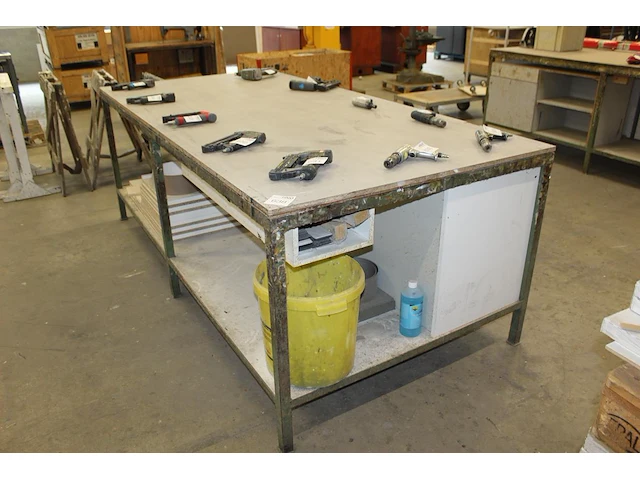 Werktafel 252 x 123 x 94 cm met metalen onderstel, deur, lade en onderplateau. let op! exclusief genummerd... - afbeelding 1 van  4
