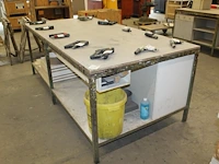 Werktafel 252 x 123 x 94 cm met metalen onderstel, deur, lade en onderplateau. let op! exclusief genummerd... - afbeelding 1 van  4